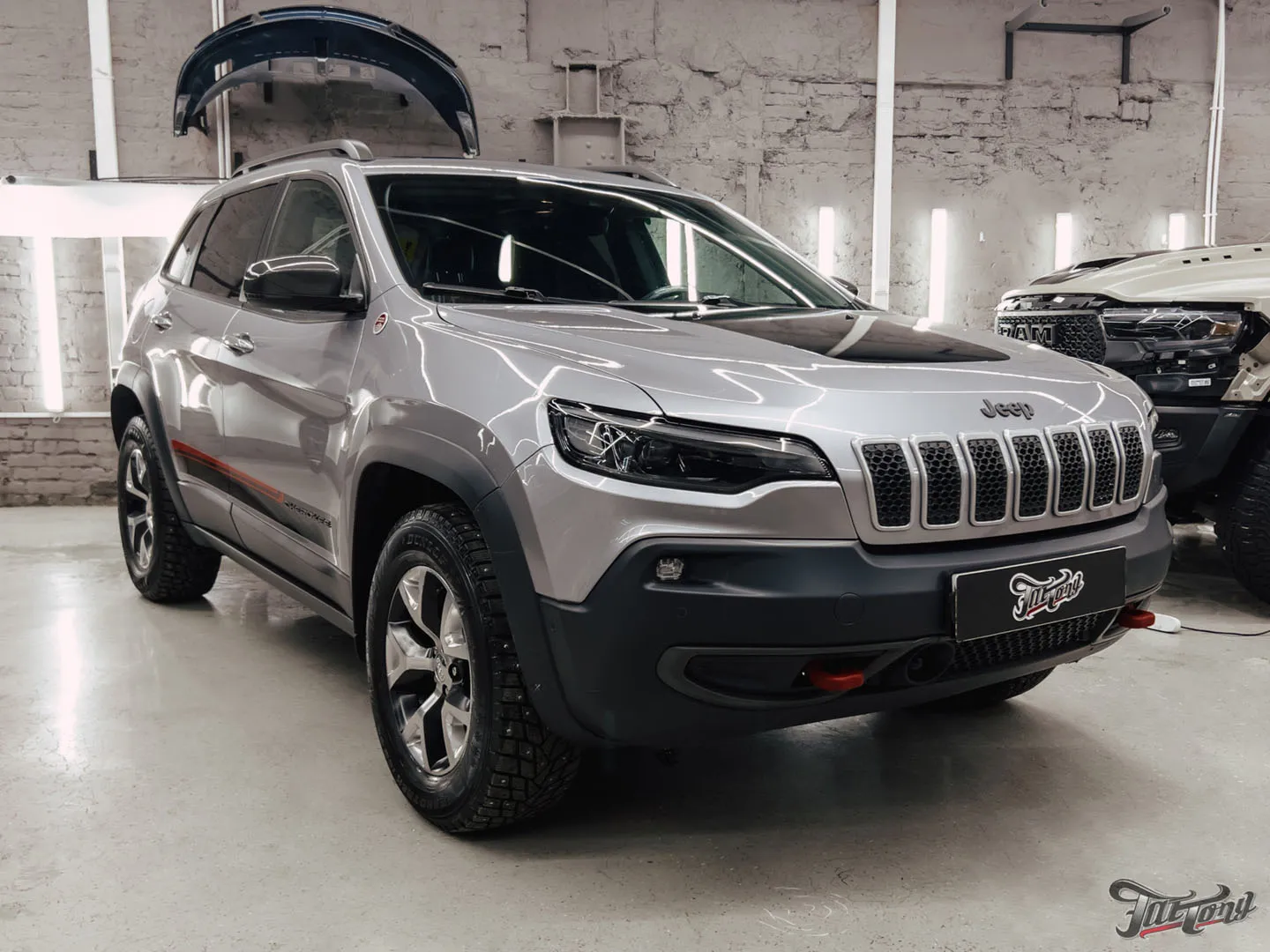 Оклеили полиуретаном Jeep Cherokee Trailhawk